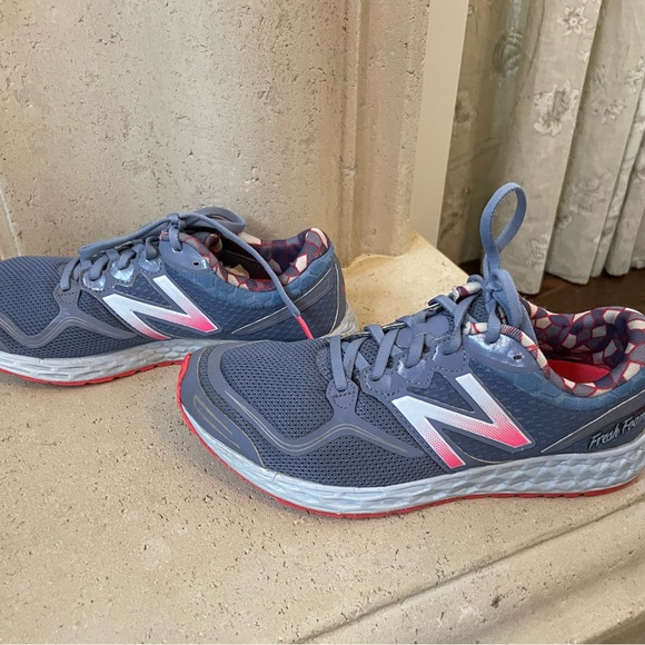 - New Balance ladies size 7 1/2 - Picture 2 of 5